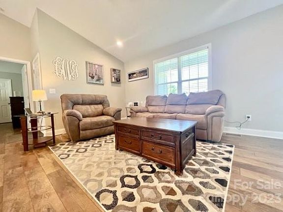 5th image of 307 Green Meadows Dr