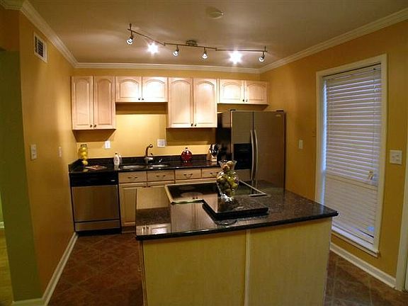 Island Kitchen w/NEW stainless steel appliances!!