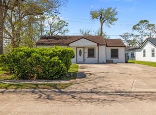 201 Huisache St, Lake Jackson, TX 77566