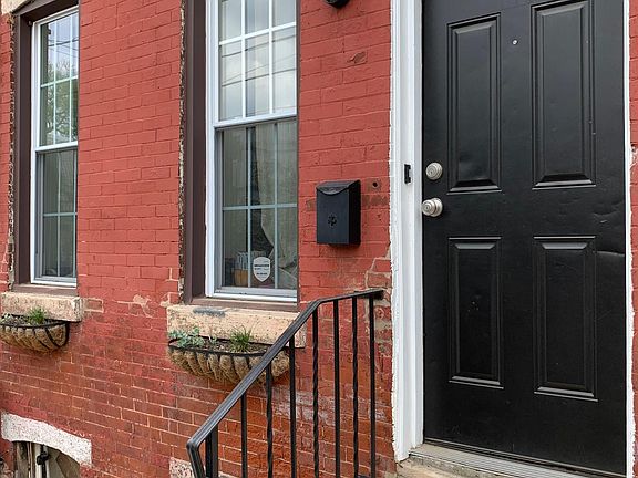 2nd image of 2038 N Darien St