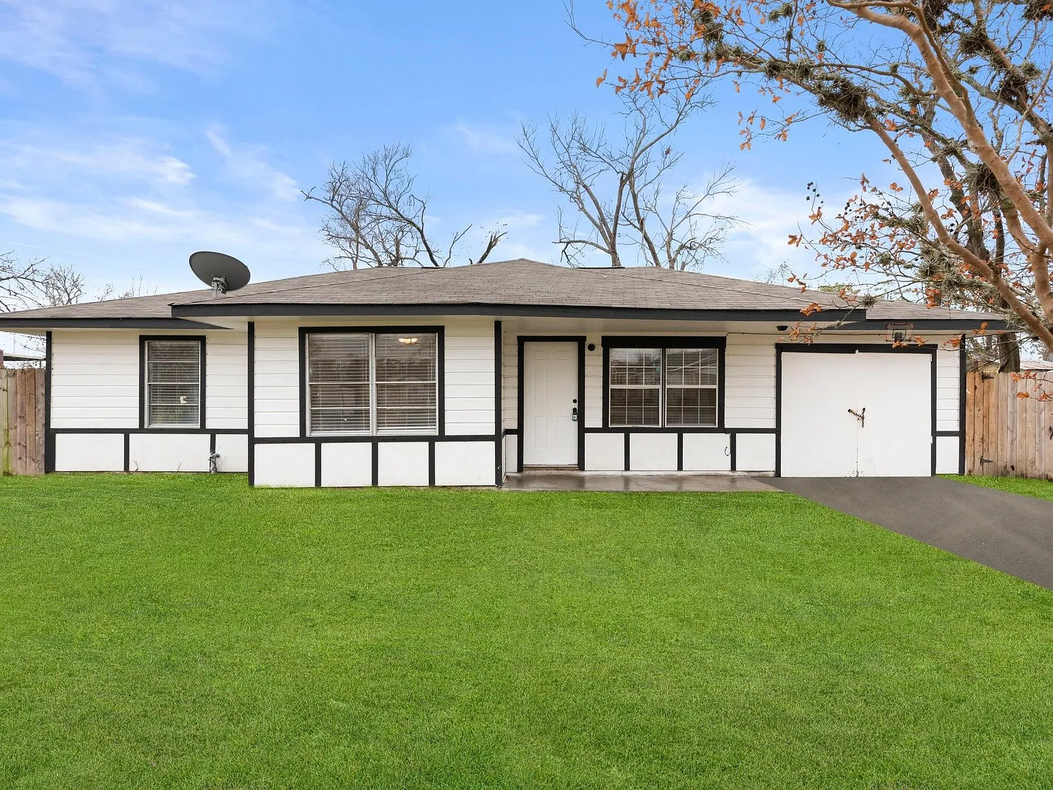 3 bed, 1.0 bath, 1043 sqft, $1,500 — Photo 3
