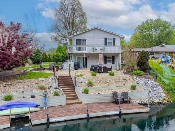 9285 E Sleepy Hollow Pkwy, Cromwell, IN 46732