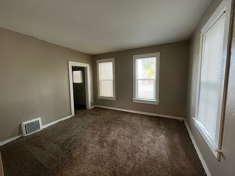 319 E Main St — Photo 4