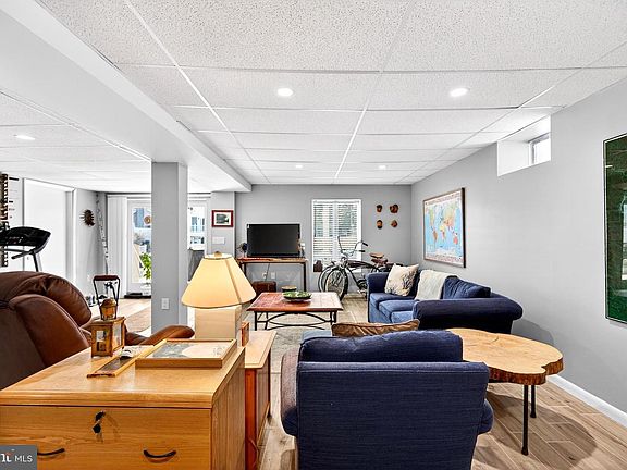 4th image of 20 Edgewater Dr