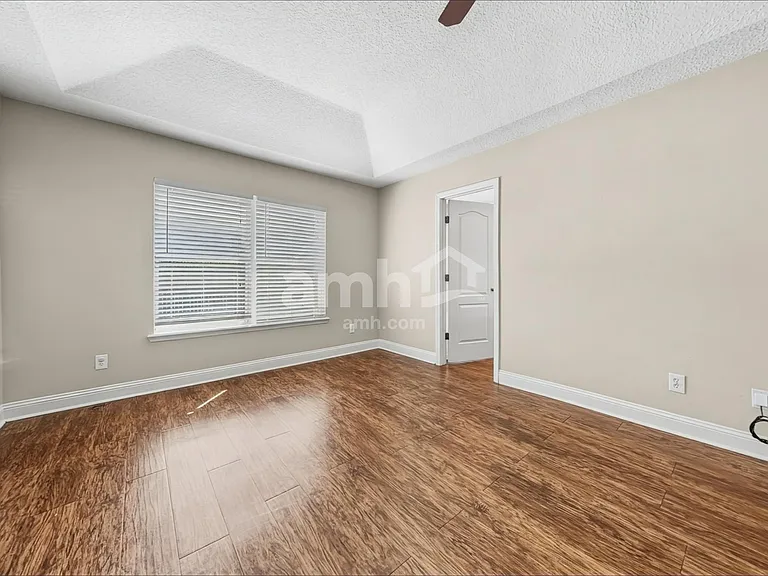 2320 Brian Lakes Dr E — Photo 8