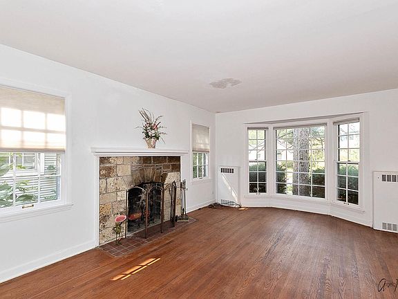 4th image of 1529 Henry Pl