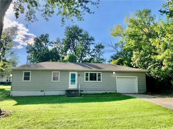 706 N 5th Ter, Savannah, MO 64485