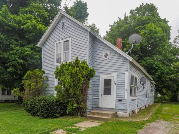 24 Bernard St, Hartford, MI 49057