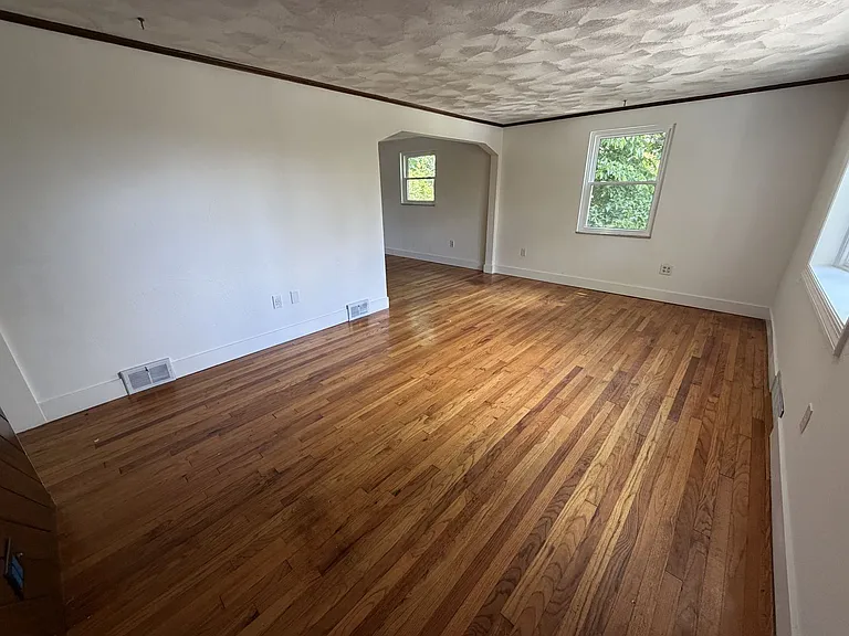1016 Old Washington Rd — Photo 2