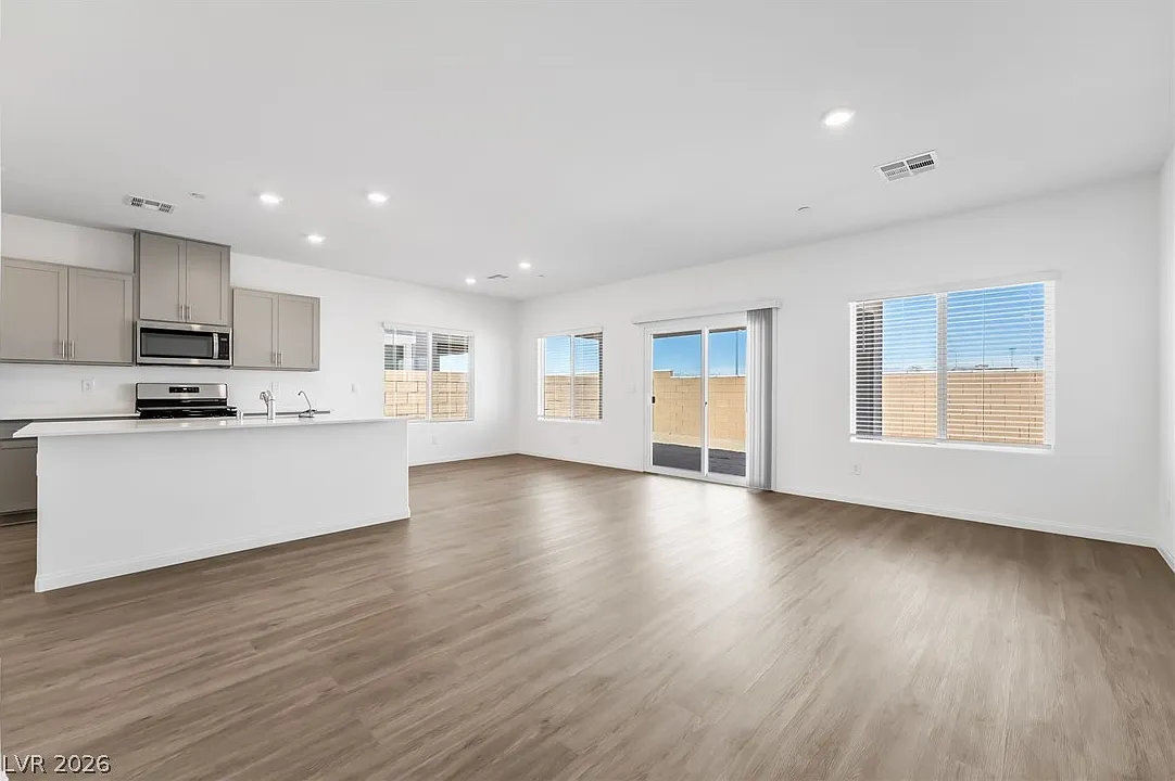 4 bed, 3.0 bath, 1802 sqft, $2,340 — Photo 3