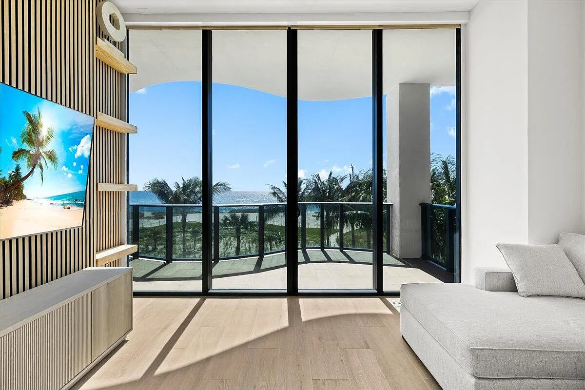 1 bed, 1.5 bath, 1078 sqft, $12,995 — Photo 2