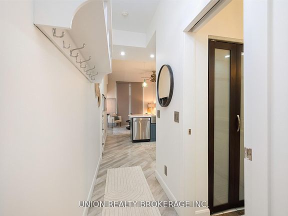3rd image of 18 Yonge St #606