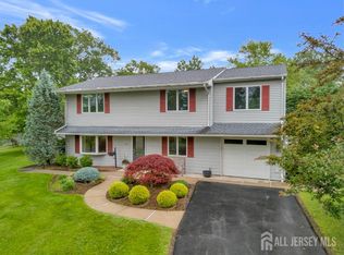 16 Russet Rd S, Kendall Park, NJ 08824