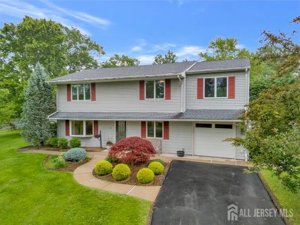 16 Russet Rd S, Kendall Park, NJ 08824