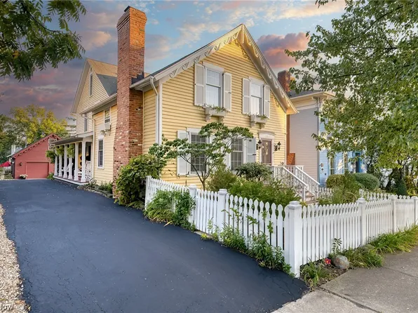 38 Aurora St, Hudson, OH 44236