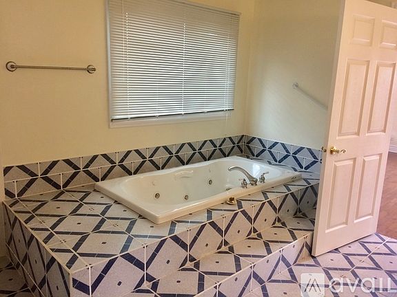 4th image of 1759 Dewes St #2