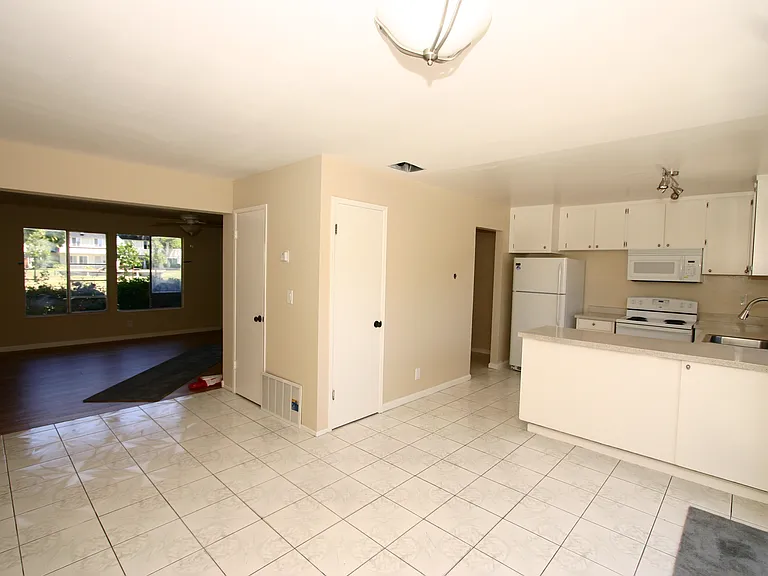 5470 Don Diablo Ct — Photo 2