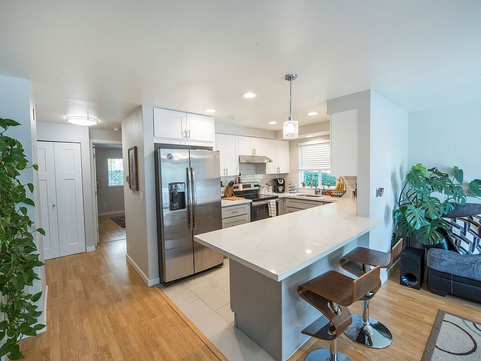 1st image of 17121 NE 80th St #17131