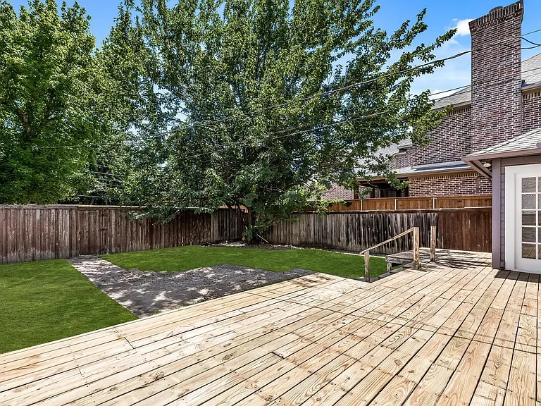 2833 Dyer St — Photo 11