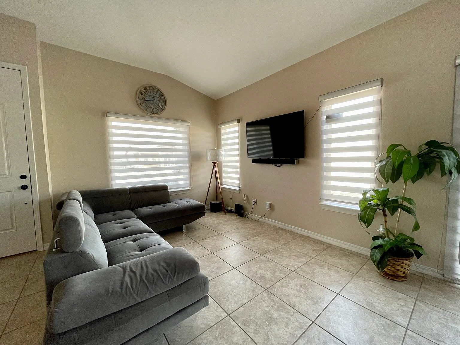 3 bed, 1053 sqft, $1,800 — Photo 3