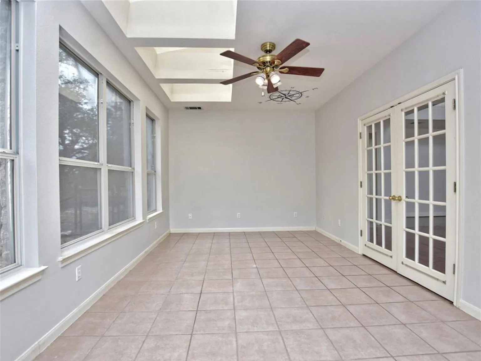 4 bed, 3.0 bath, 2855 sqft, $3,300 — Photo 4