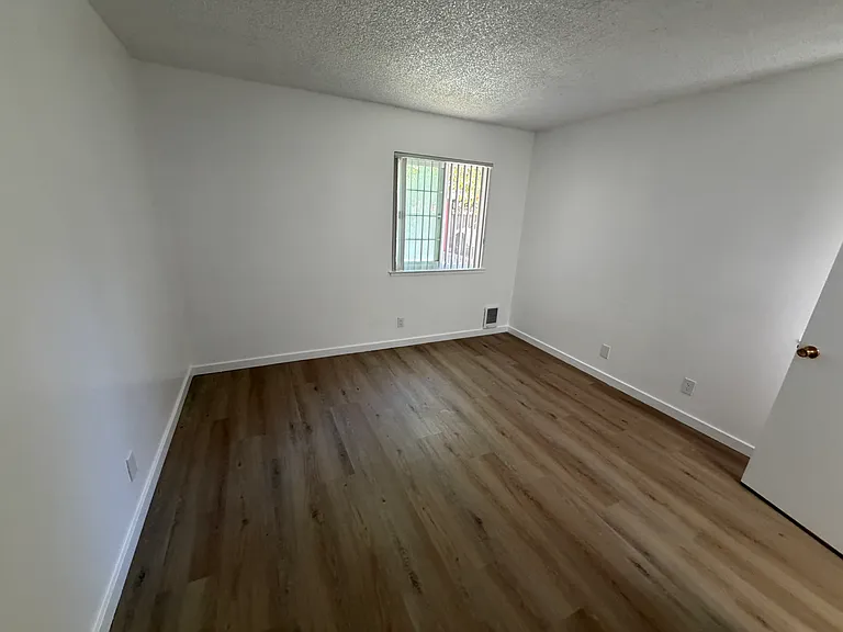 Sierra Vista Apartments — Photo 11