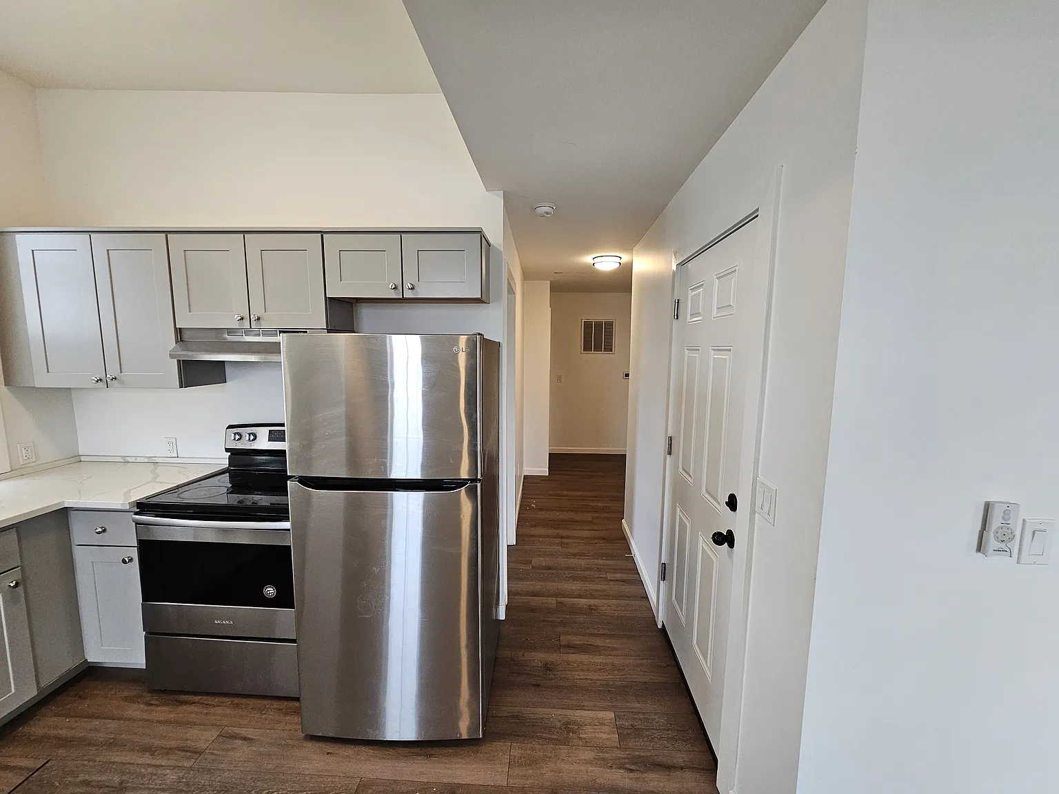 3 bed, 837 sqft, $1,932 — Photo 2