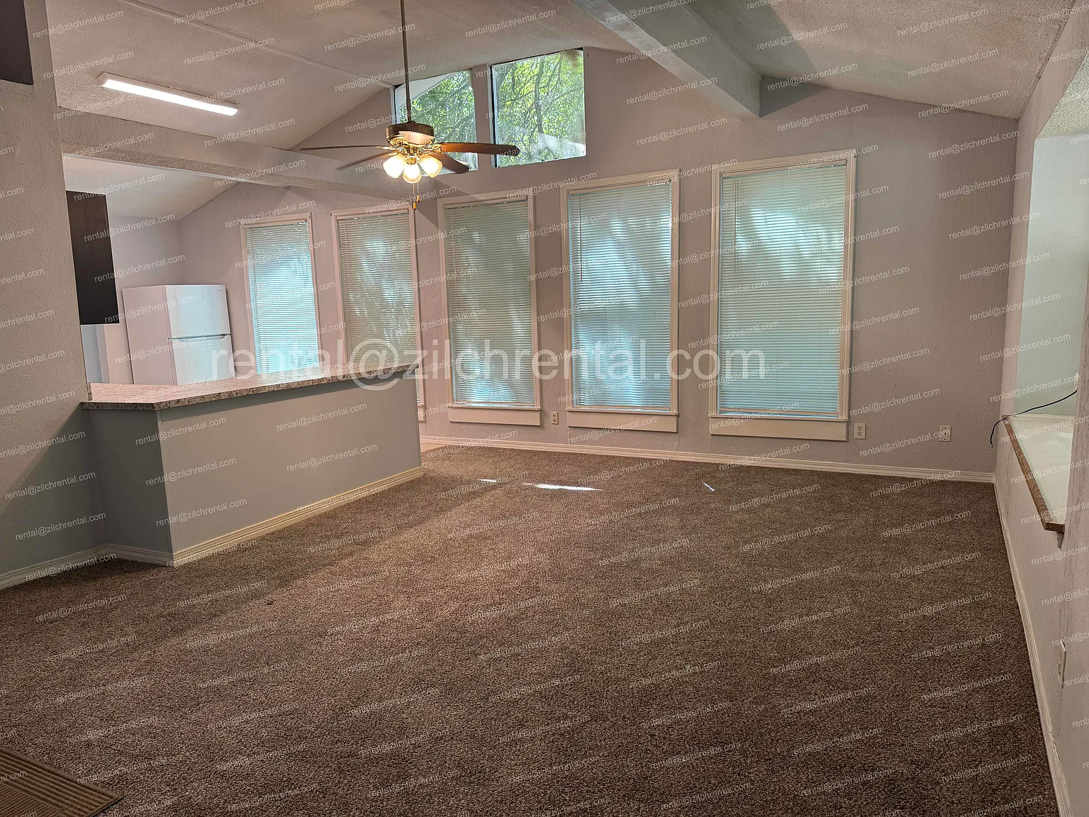 Affordable 3 bedroom, 2 bathroom house in Lacombe with a large yard. — Photo 4