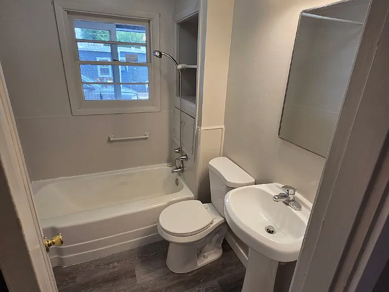 345 NE 6th St #4 — Photo 8