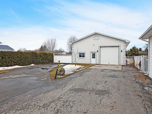 3rd image of 2031 Devine Rd