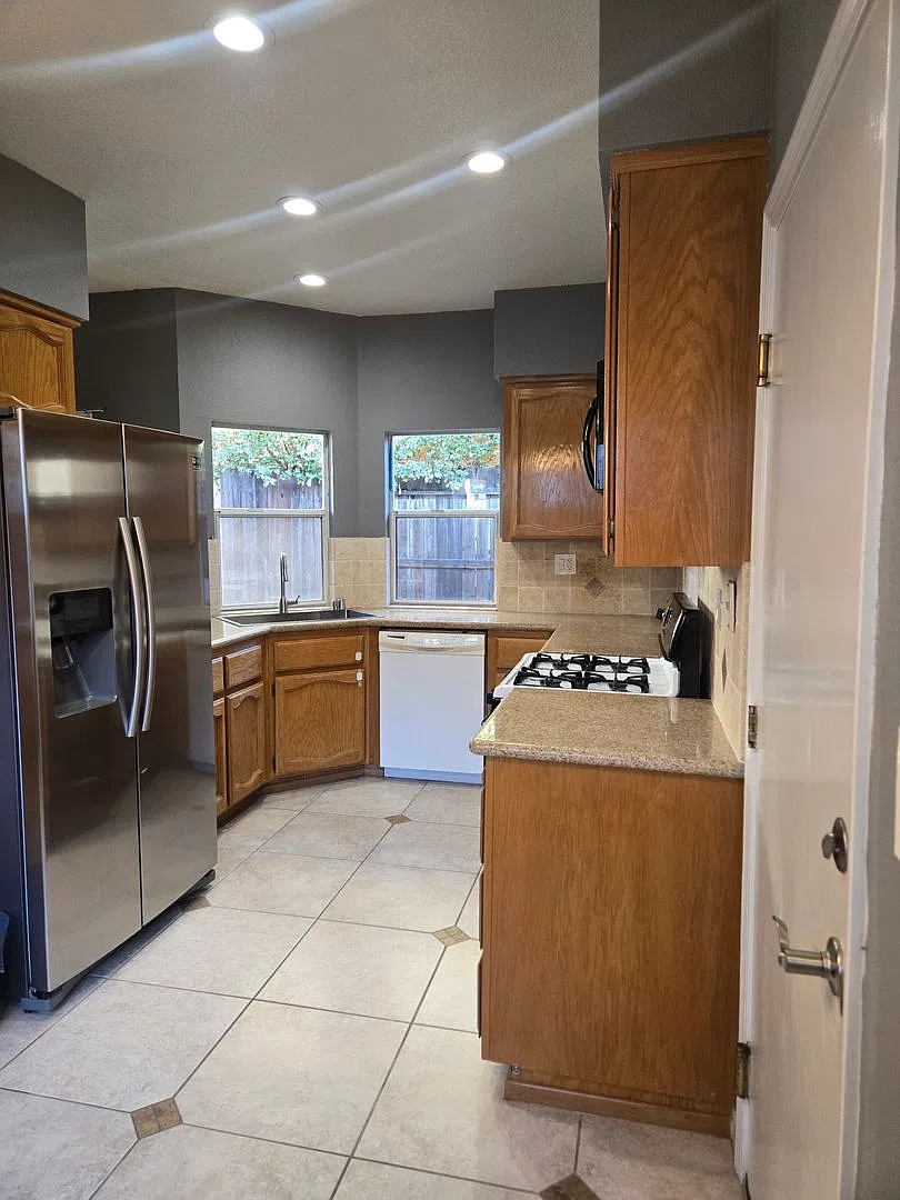 Broadstone - 3bdrm, 2 bath - Close to Shopping, Park & Schools! — Photo 2