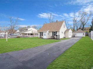 16 Linda Ln, Central Islip, NY 11722