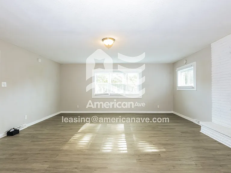 570942_002_living_room_12723473.jpg