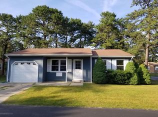 25 Hummingbird La, Whiting, NJ 08759