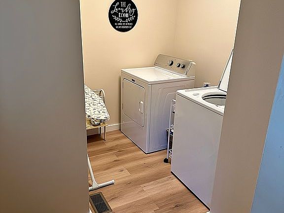 3rd image of 15 Canterbury Dr