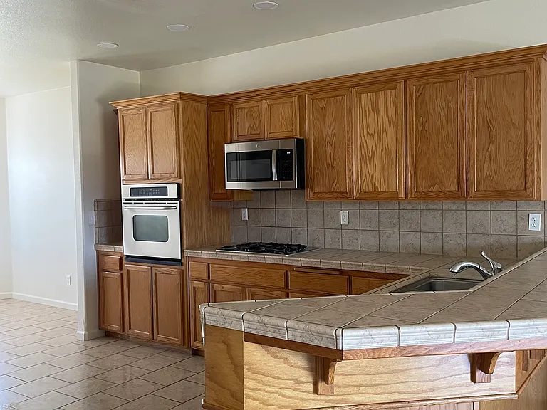 1391 Hawthorn St — Photo 3