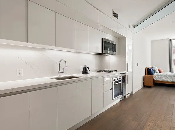 505 W 43rd St #5J, New York, NY 10036