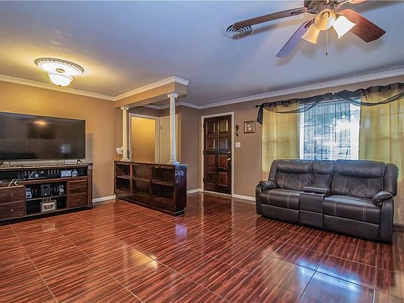 5th image of 301 Hallmark Dr W