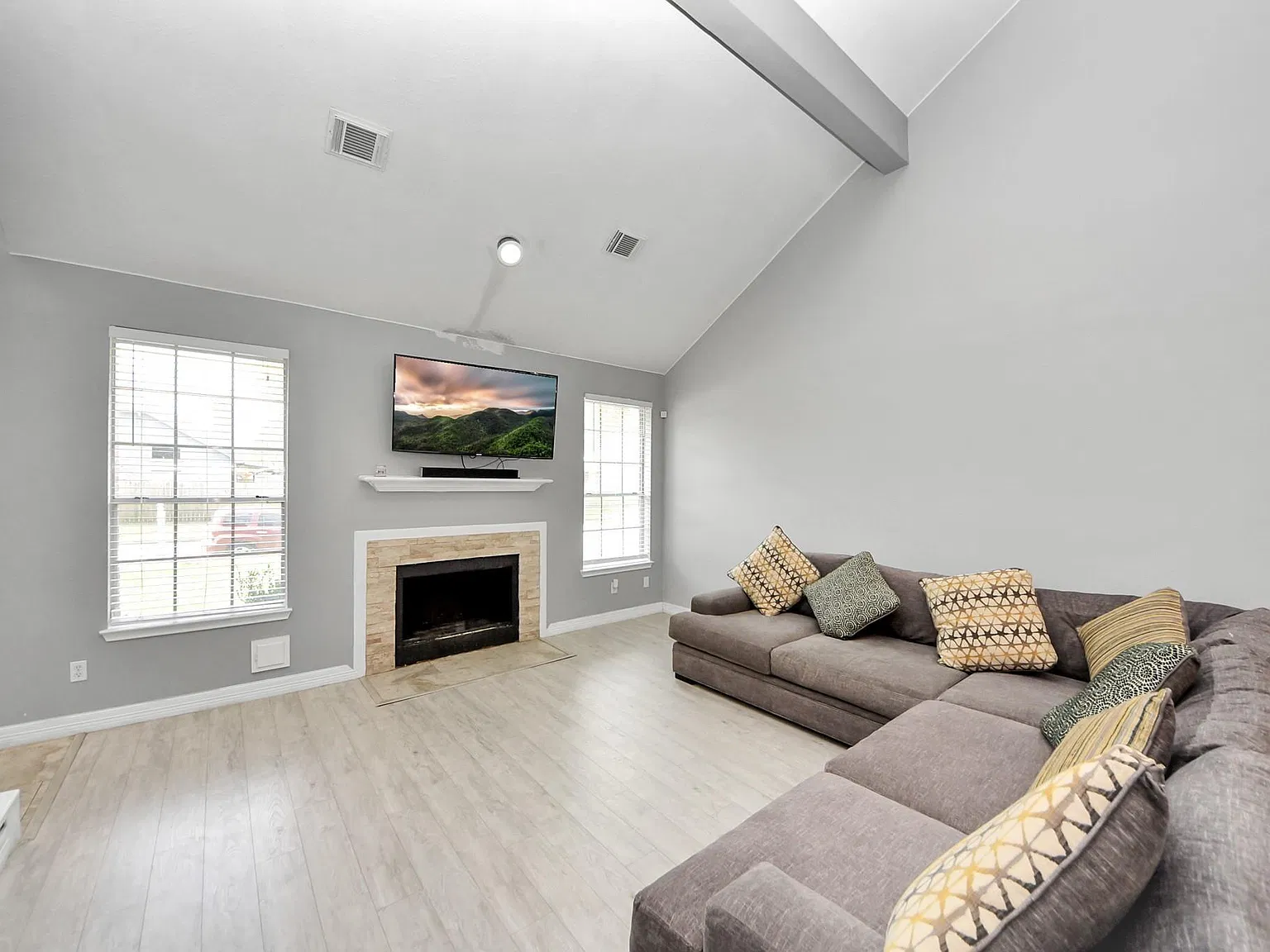 4 bed, 2.5 bath, 2520 sqft, $2,690 — Photo 3