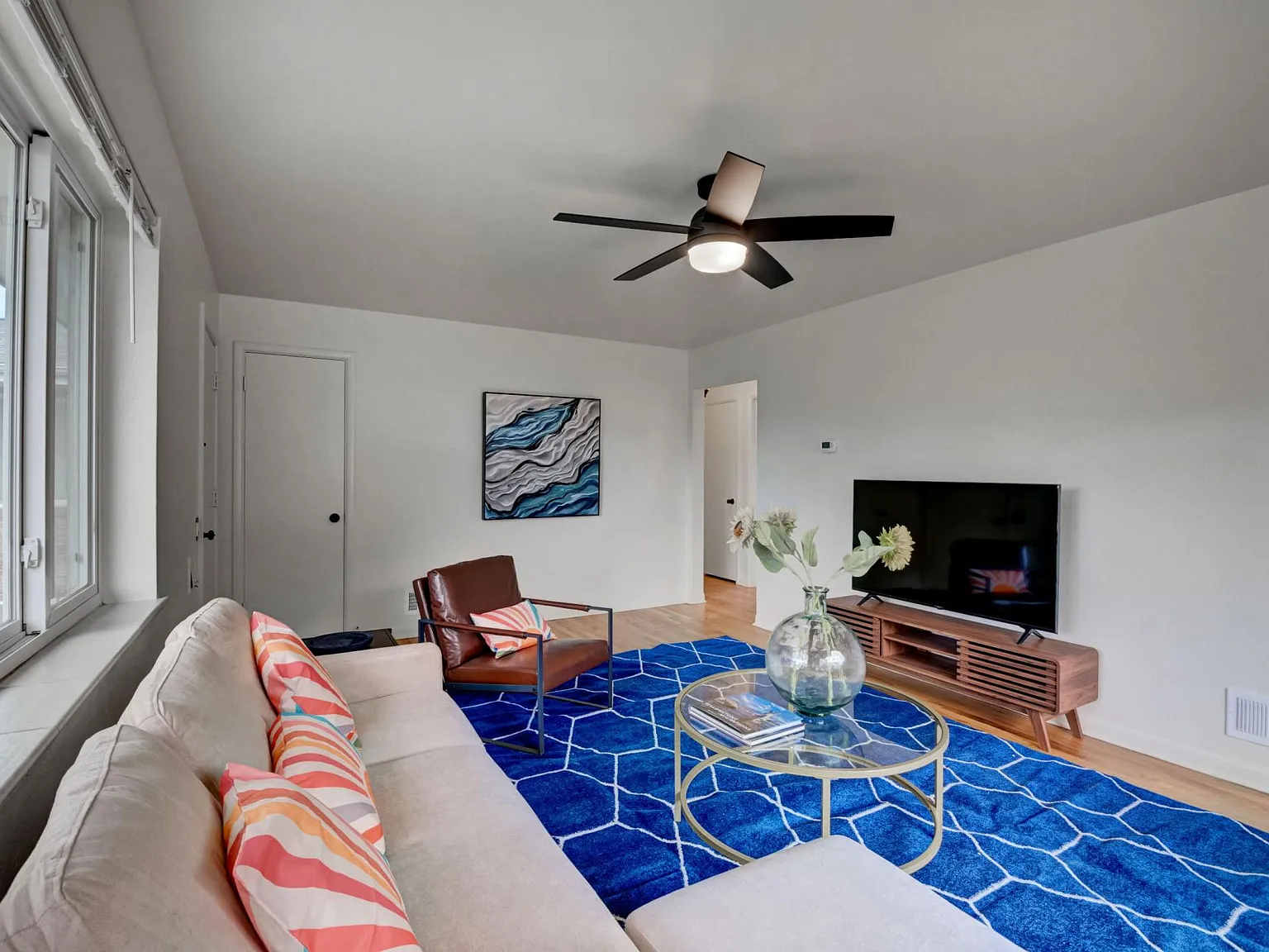 2 bed, 900 sqft, $2,400 — Photo 3