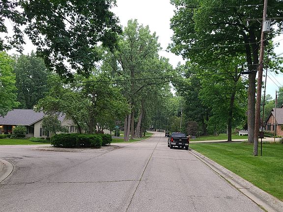 5th image of 9549 Woodmont Dr