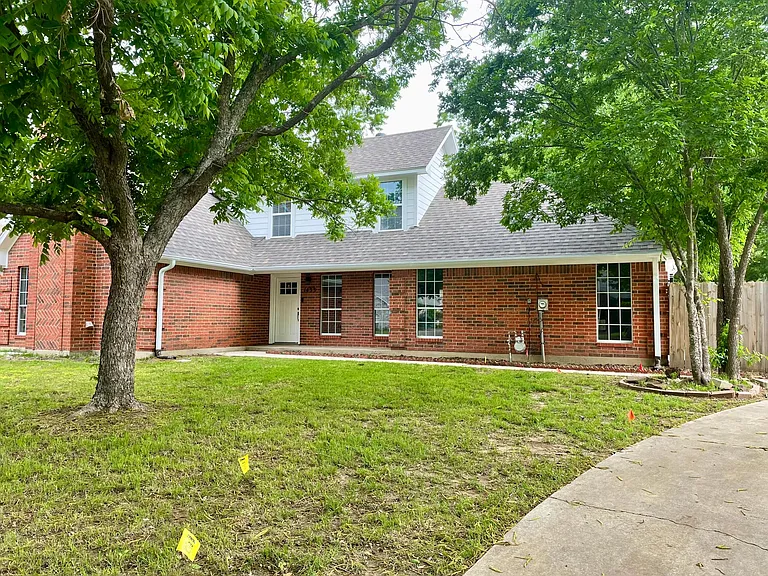 1433 Pickwick Ln — Photo 3