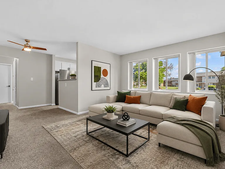 Oak Park Manor Apartments & Townhomes — Photo 37