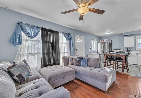 3rd image of 26772 Colgate St