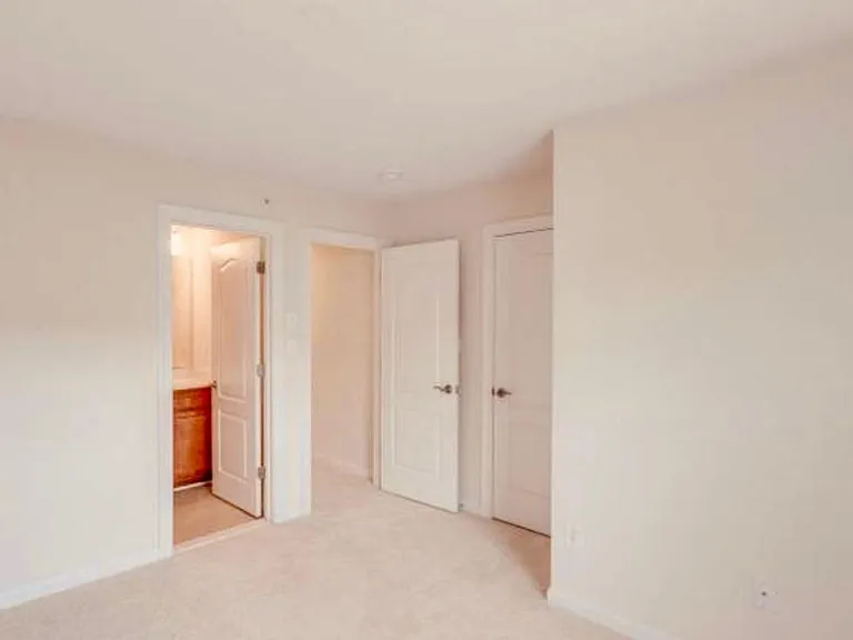 8188 Falls Grove Dr — Photo 9