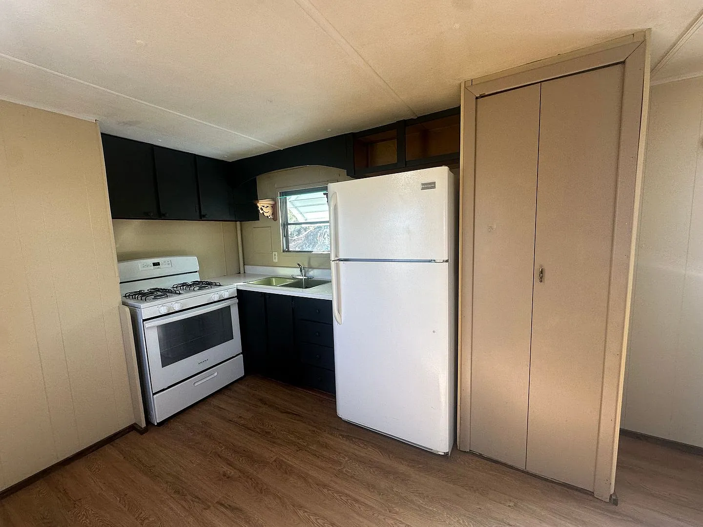 1 Bedroom 1 Bathroom Mobile Home located in Aztec, NM available to rent — Photo 4