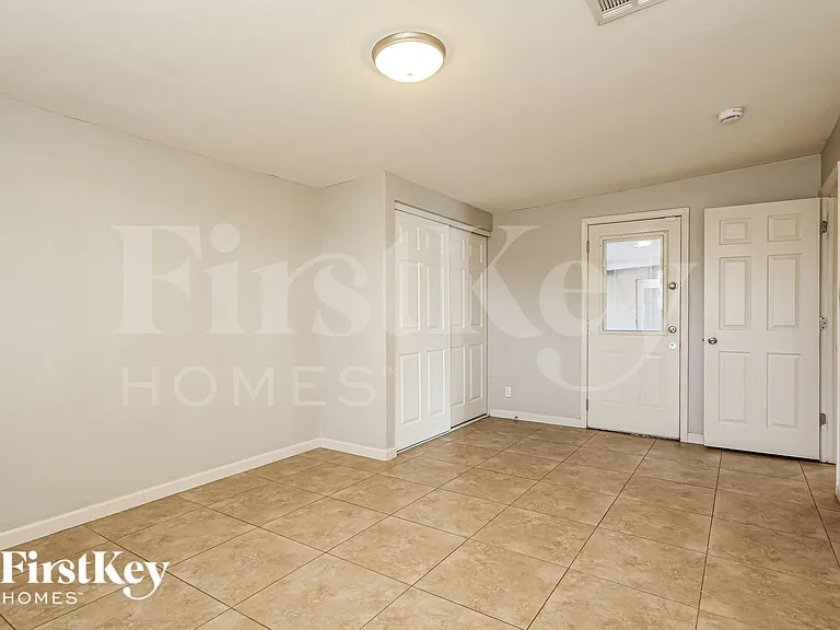 8802 N 35th Dr — Photo 7