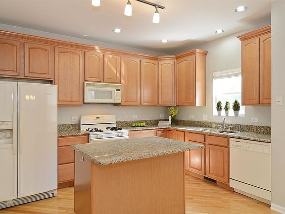 3rd image of 3863 N Kenton Ct