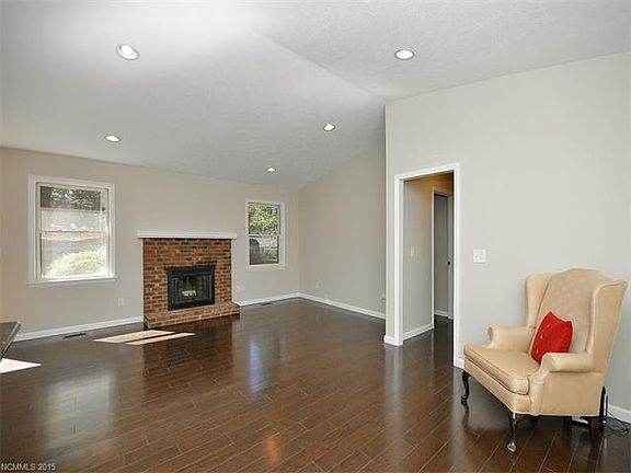 3rd image of 703 Dawnwood Ln