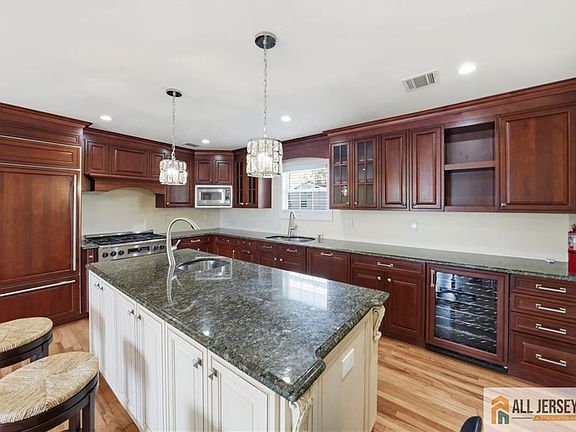 5th image of 1084 Stelton Rd